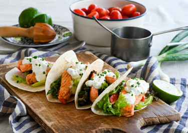 Tacos με σολομό, μπαχαρικά & φρέσκο τυρί κρέμα