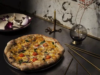 Pizza rustique aux oignons, tomate et mozzarella fondante
