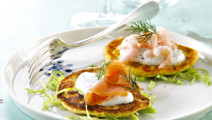 Hytteost-blinis med creme, rejer og røget laks