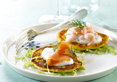 Hytteost-blinis med creme, rejer og røget laks