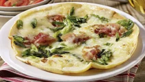 Käse-Speck-Pfannkuchen mit Tomatensalat