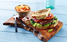 Rindfleisch-Sandwich mit Avocado-Creme und Karottensalat