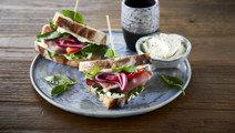 Sandwich med serrano skinke og syltede rødløg