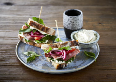 Sandwich med serrano skinke og syltede rødløg