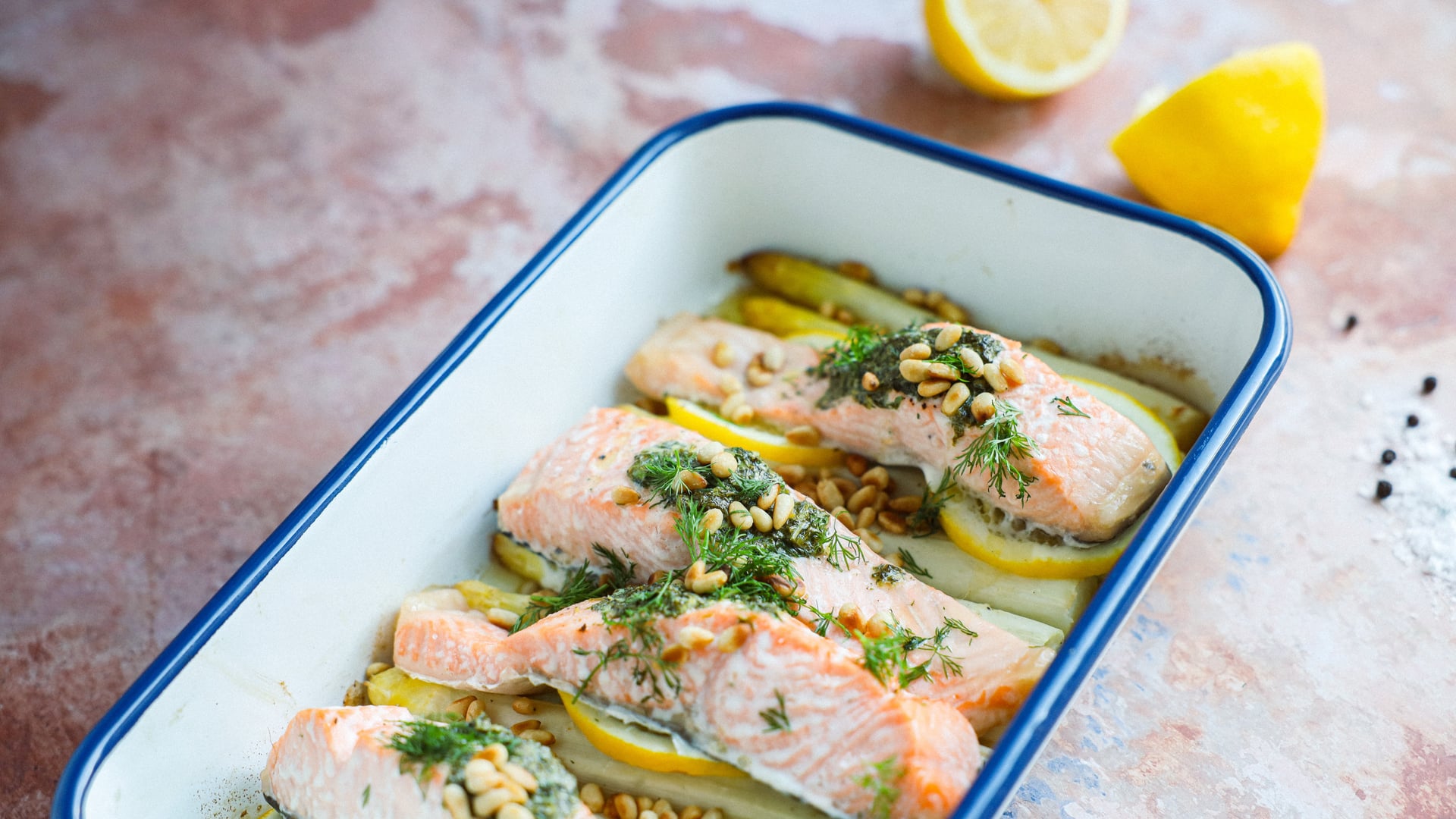 Zalm uit de oven met witte asperges
