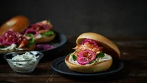 Bagel med lax och citronpicklad rödlök