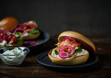 Bagel med lax och citronpicklad rödlök