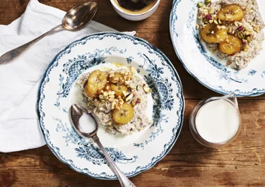 Hirsgröt med karamelliserad banan och rostade nötter