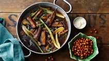 Auberginegryde med fennikel og ristede kikærter