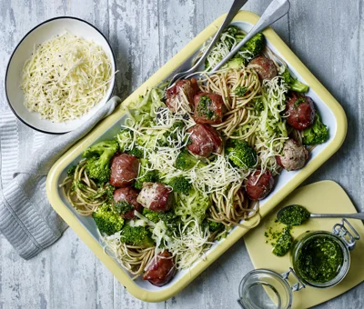 Spaghetti med persillepesto og kjøttboller rullet i prosciutto.