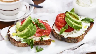 Rågsurdegsbröd med avokado och färskost