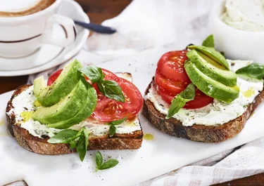 Rågsurdegsbröd med avokado och färskost