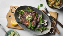 Entrecote med ramslökssmör och råstekt sparris