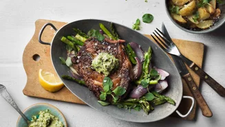 Entrecote med ramslökssmör och råstekt sparris