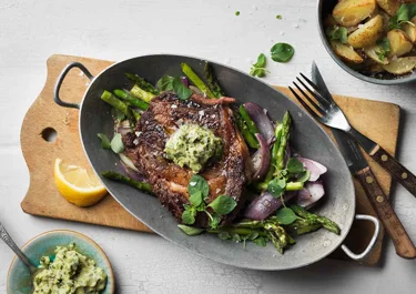 Entrecote med ramslökssmör och råstekt sparris