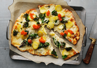 Pizza bianca med grönkål och silverlök