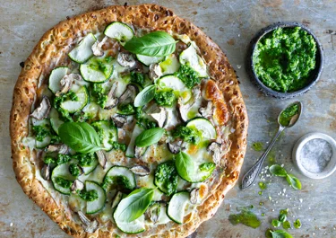 Cottage cheese-pizza med svamp och pesto