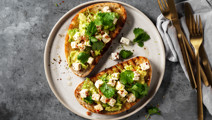 Rostat surdegsbröd med avokado