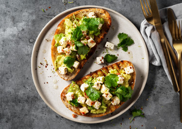 Rostat surdegsbröd med avokado