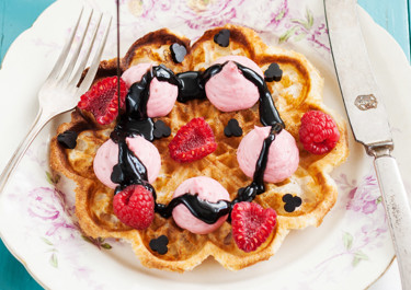 Wafels met opgeklopte frambozen-panna cotta en dropsaus 