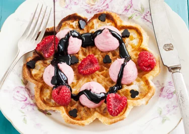 Wafels met opgeklopte frambozen-panna cotta en dropsaus