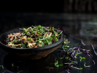 Broccolisalat med hvidløgsdressing og hakkede nødder