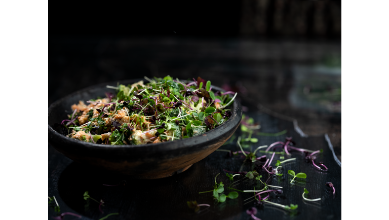 Broccolisalat med hvidløgsdressing og hakkede nødder