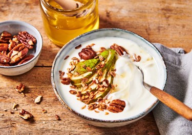 Ontbijt met yoghurt, pecannoten en peer