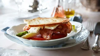 Club sandwich med ädelost och sparris