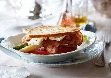 Club sandwich med ädelost och sparris