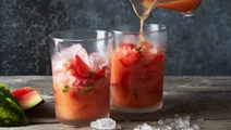 Juice med vattenmelon, jordgubbar och grape