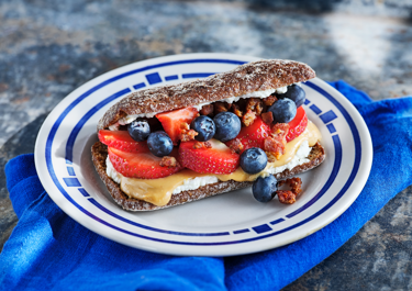 Elvismacka med färskost och bär