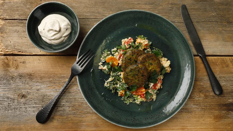 Kasviskoftat, kukkakaali-cous cous ja musta valkosipulikastiketta