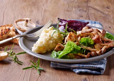 Rødbedefritter med selleripuré og stegte svampe