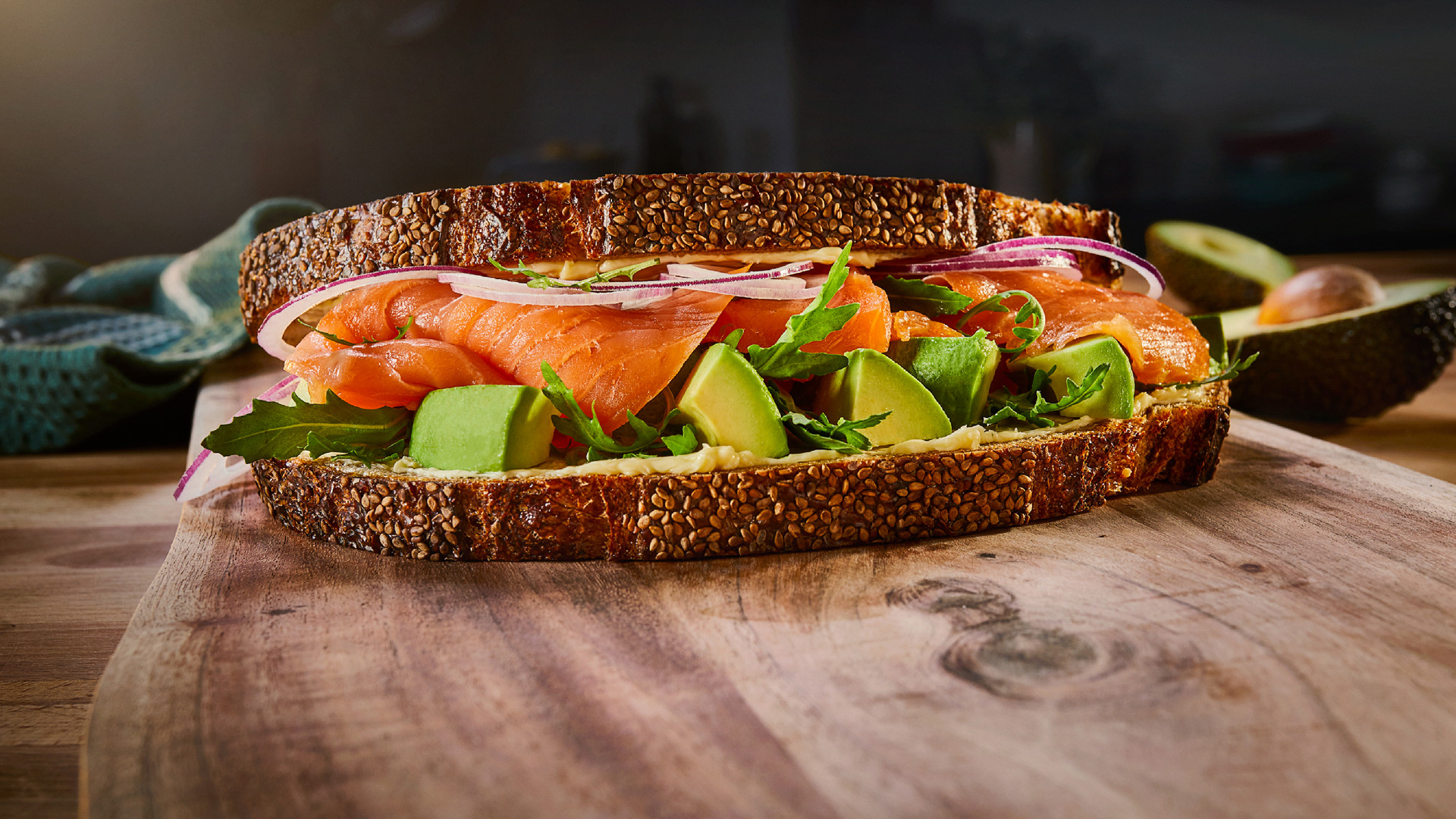 Sandwich met zalm en avocado