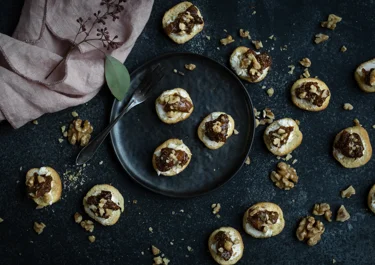 Crostini med krämig vitost och fikonkompott