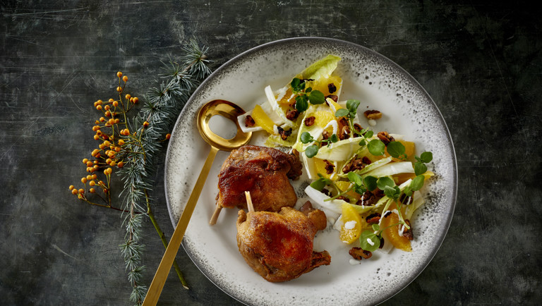 Confiterede andelår med julesalat og blåskimmeldressing
