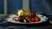 Glaserede svinekæber og blomkålsgratin med ost