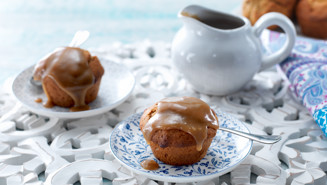 Kladdiga muffins med dadlar och kolasås