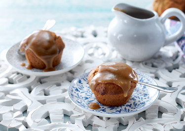 Kladdiga muffins med dadlar och kolasås
