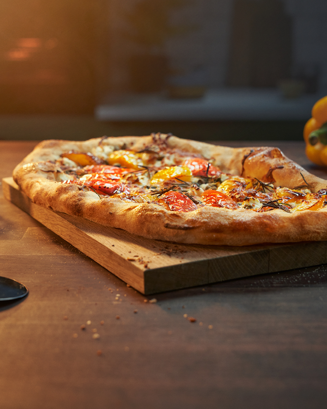 Pizza z serem feta, kaparami i rozmarynem