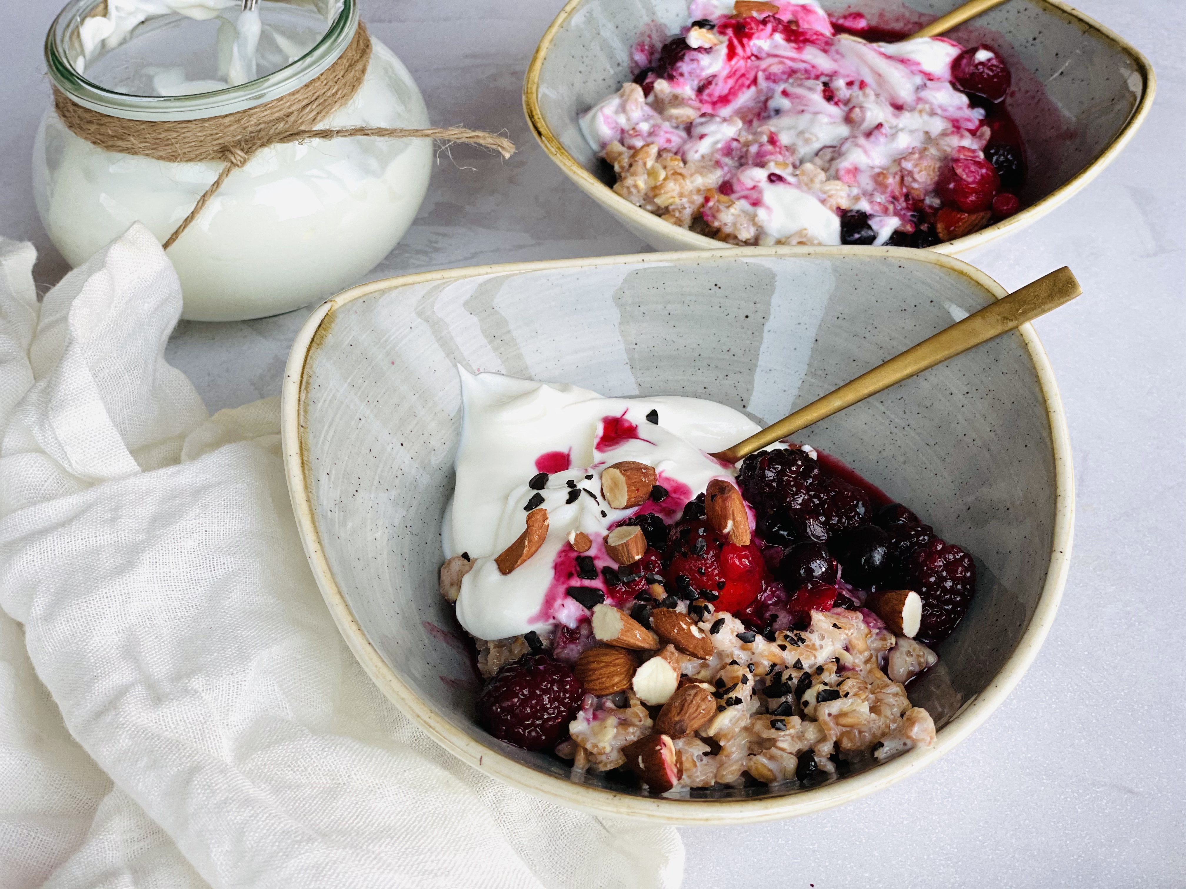 Breakfast Porridge with Skyr and Berries Recipe | Arla UK