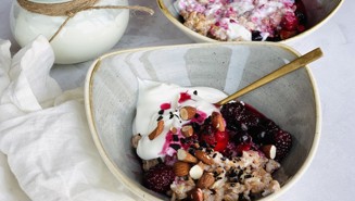 Breakfast porridge with skyr and berries 