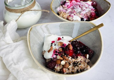 Breakfast porridge with skyr and berries 