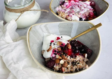 Breakfast porridge with skyr and berries