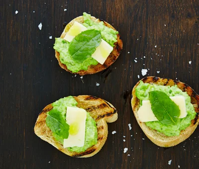 Bruschetta with pea puree, cheddar and mint
