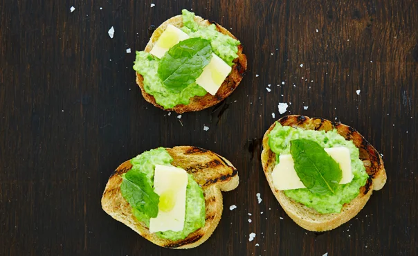 Bruschetta with pea puree, cheddar and mint