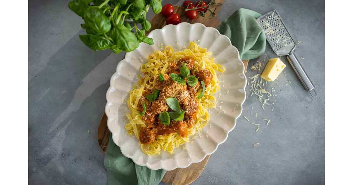 باستا مع كرات اللحم بصلصة الطماطم