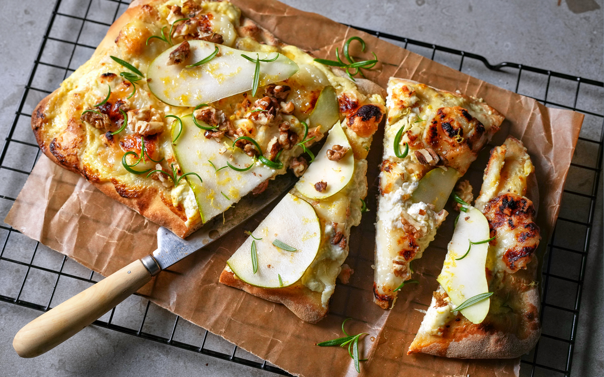 Pinsa med chèvre, päron och valnötter