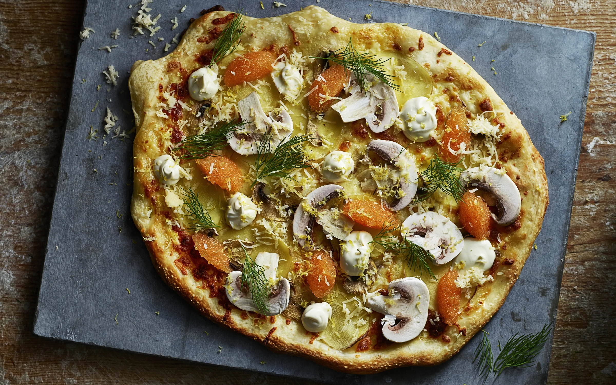 Hemmagjord pizza med räkor och jordgubbar